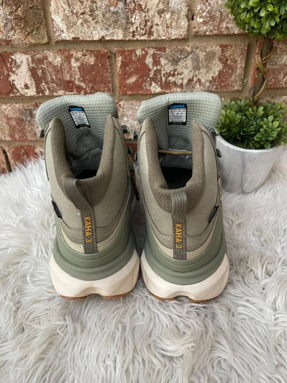 HOKA Kaha 3 GTX hiking boots in sea moss and oat milk color size 10D